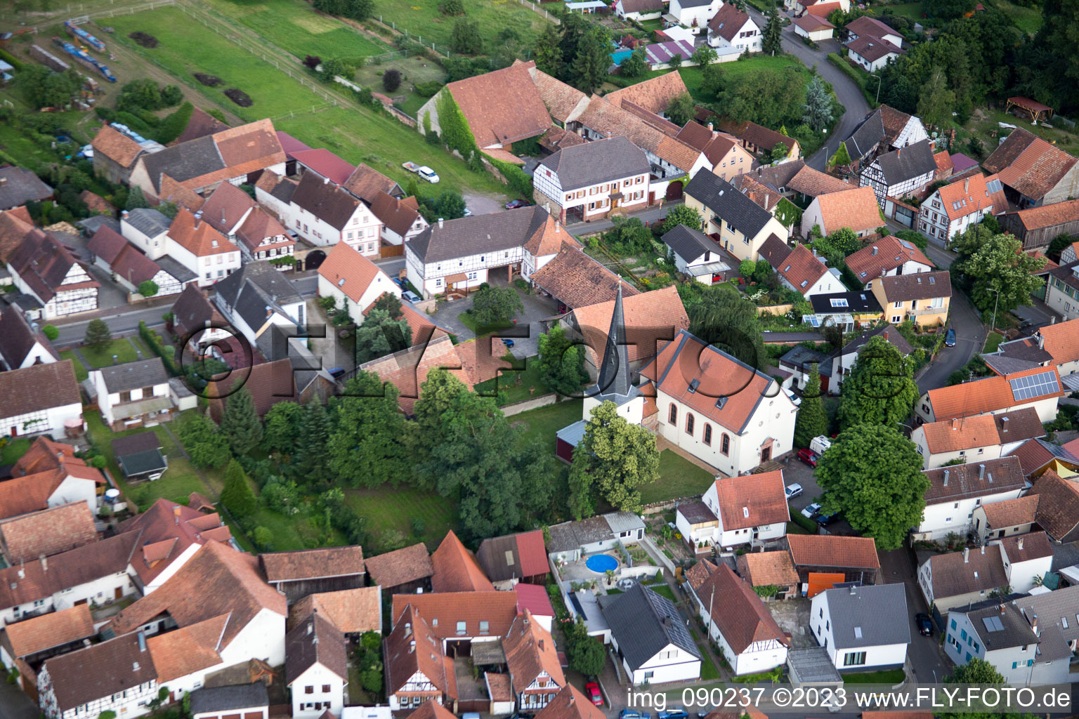 Barbelroth im Bundesland Rheinland-Pfalz, Deutschland aus der Vogelperspektive