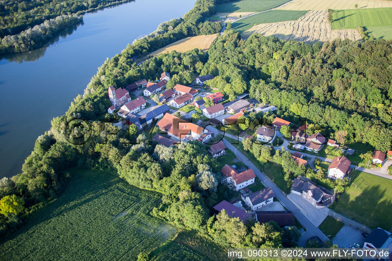 Dorfkern an den Fluß- Uferbereichen der Isar in Usterling im Bundesland Bayern, Deutschland