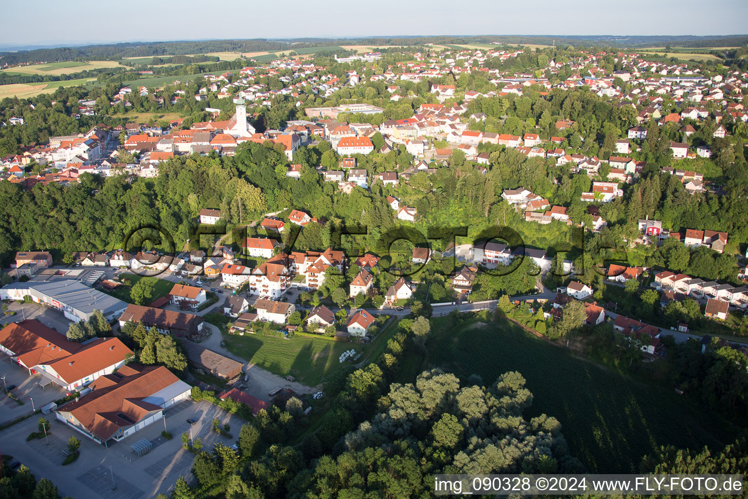 Luftaufnahme von Landau an der Isar, Bach im Bundesland Bayern, Deutschland