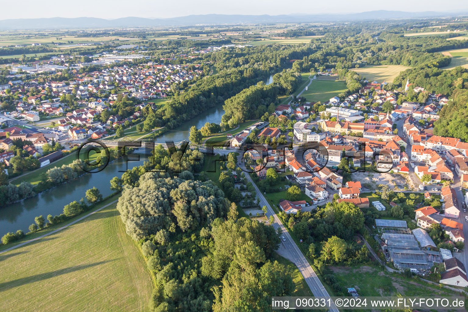 Dorfkern an den Fluß- Uferbereichen der Isar im Ortsteil Bach in Landau an der Isar im Bundesland Bayern, Deutschland