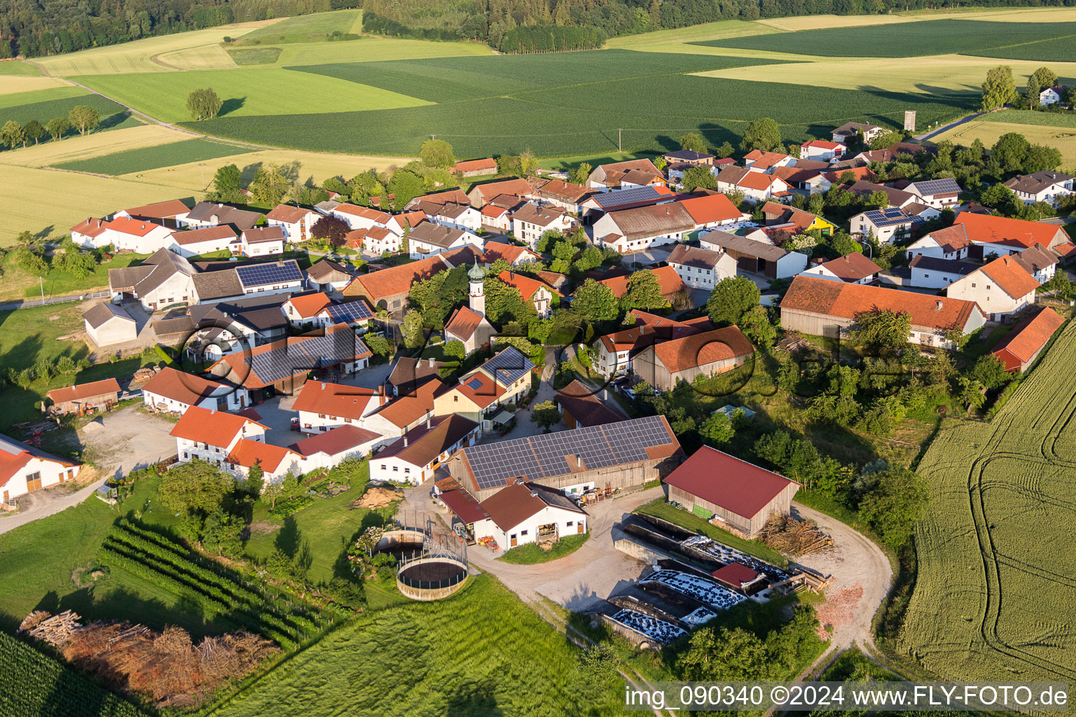 Luftbild von Dorf - Ansicht am Rande von landwirtschaftlichen Feldern und Nutzflächen im Ortsteil Oberframmering in Landau an der Isar im Bundesland Bayern, Deutschland