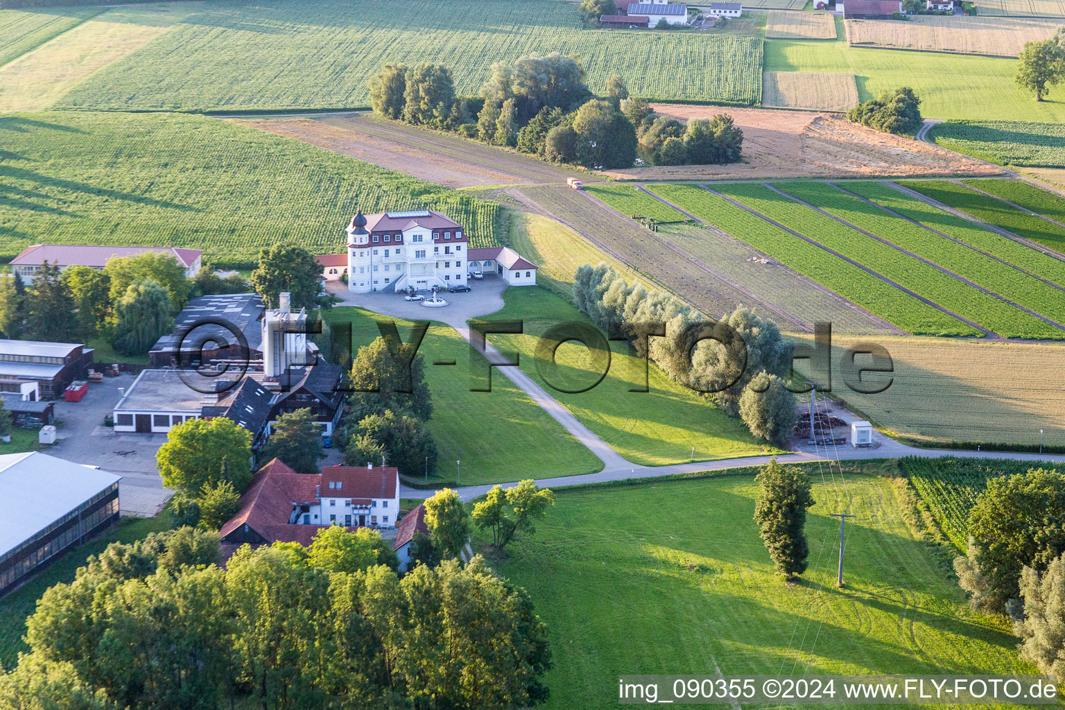 Luftbild von Gebäude und Parkanlagen am Herrenhaus des Gutshauses - Landgut Plankenschwaige in Landau an der Isar im Bundesland Bayern, Deutschland