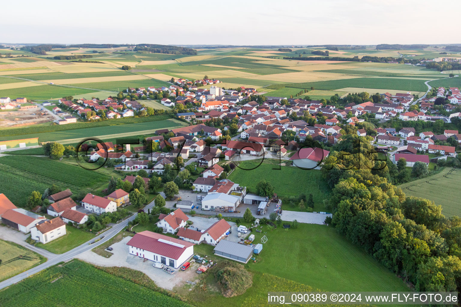 Dorf - Ansicht am Rande von landwirtschaftlichen Feldern und Nutzflächen in Oberpöring im Bundesland Bayern, Deutschland