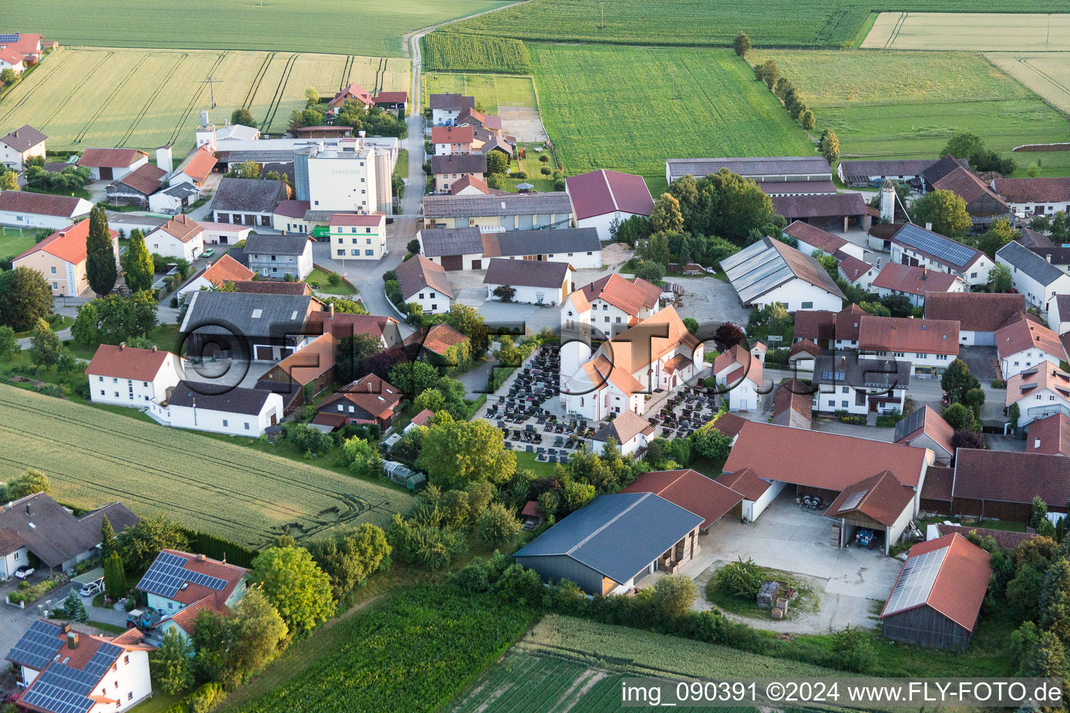 Kirchengebäude der Pfarrkirche St. Martin Oberpöring in Oberpöring im Bundesland Bayern, Deutschland