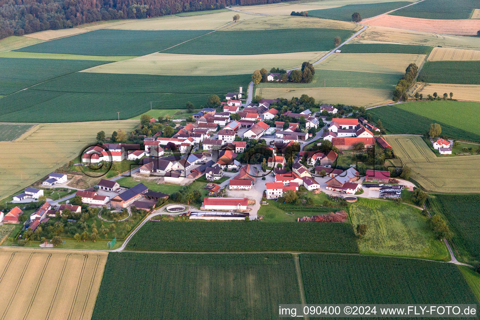 Luftaufnahme von Dorf - Ansicht am Rande von landwirtschaftlichen Feldern und Nutzflächen im Ortsteil Oberframmering in Landau an der Isar im Bundesland Bayern, Deutschland