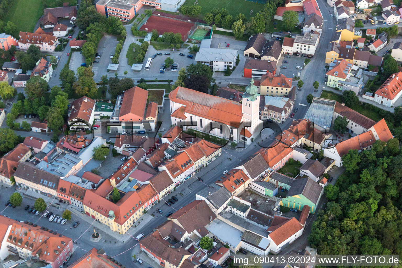 Luftbild von Kirchengebäude der Stadtpfarrkirche St . Maria im Altstadt- Zentrum der Innenstadt in Landau an der Isar im Bundesland Bayern, Deutschland
