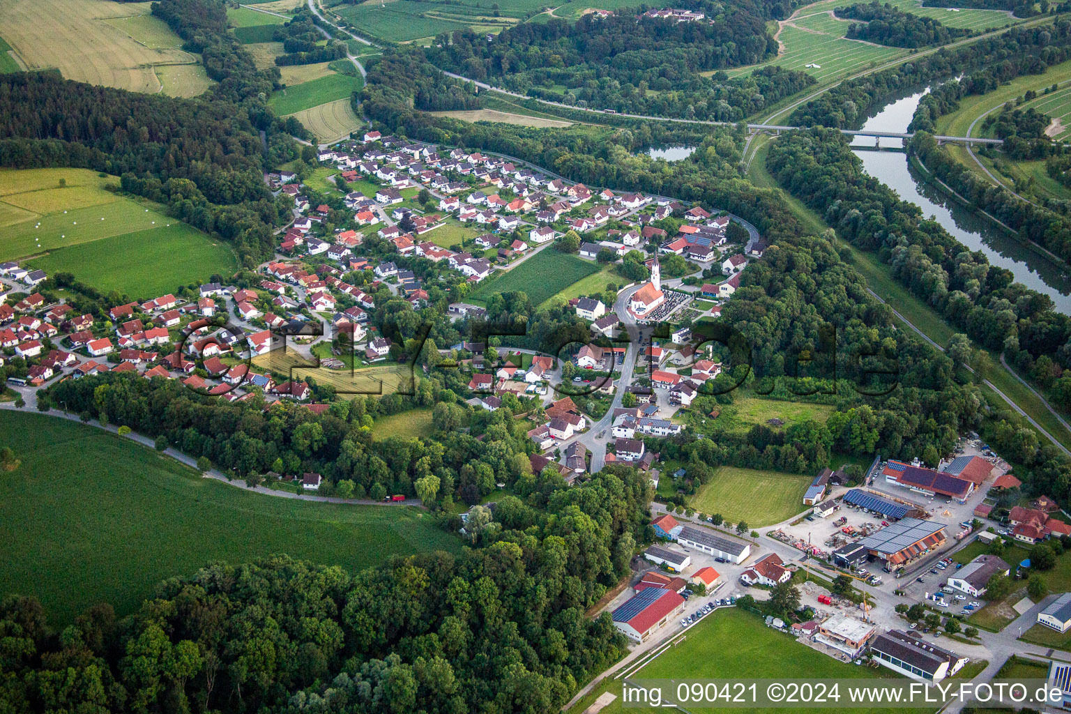 Dorfkern an den Fluß- Uferbereichen der Isar in Gottfrieding im Bundesland Bayern, Deutschland