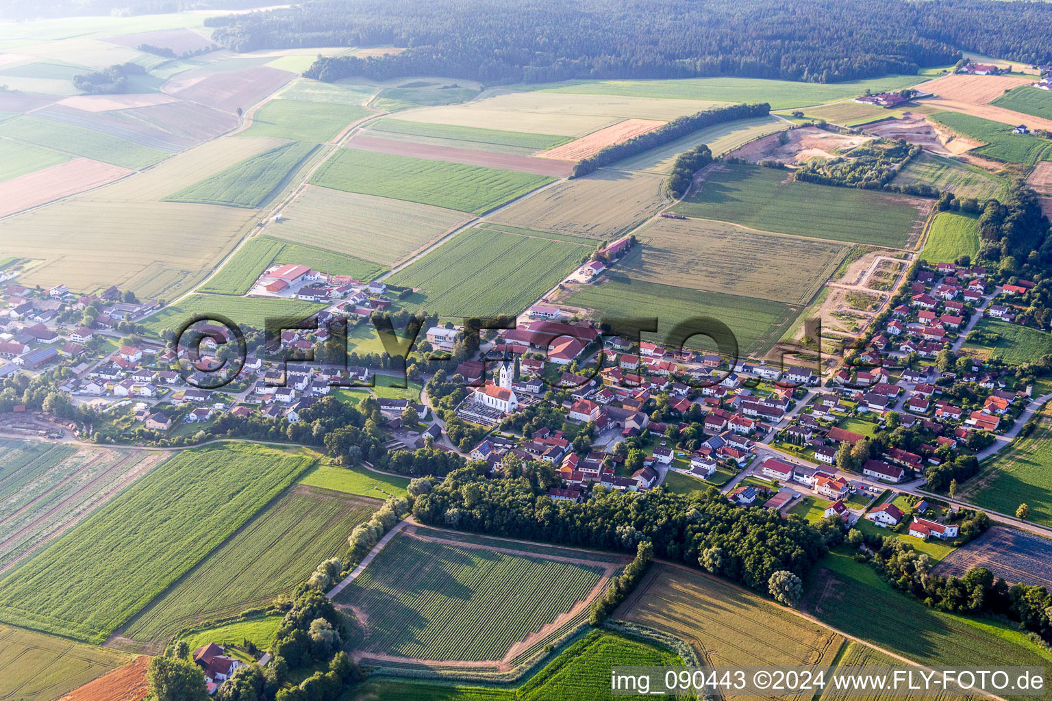 Dorf - Ansicht am Rande von landwirtschaftlichen Feldern und Nutzflächen im Ortsteil Oberhausen in Reisbach im Bundesland Bayern, Deutschland