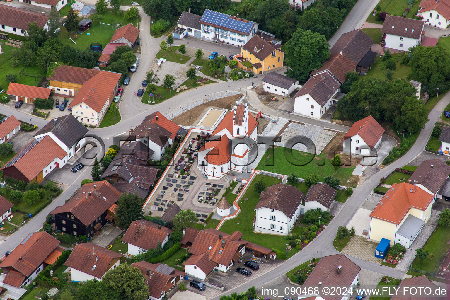 Kirchplatz im Ortsteil Rattenbach in Rimbach im Bundesland Bayern, Deutschland