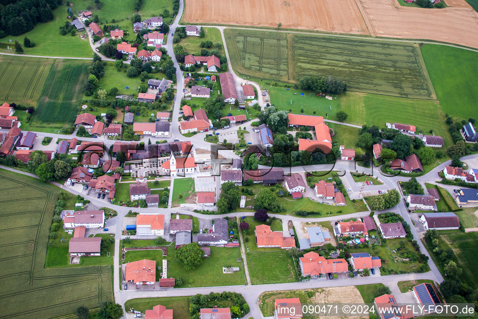 Dorf - Ansicht am Rande von landwirtschaftlichen Feldern und Nutzflächen im Ortsteil Rattenbach in Rimbach im Bundesland Bayern, Deutschland