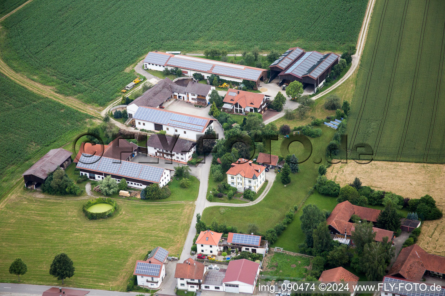 Panelreihen der Photovoltaikanlage und Solarpark bzw. Solarkraftwerk von Huber Solar GmbH im Ortsteil Blankenöd in Gangkofen im Bundesland Bayern, Deutschland