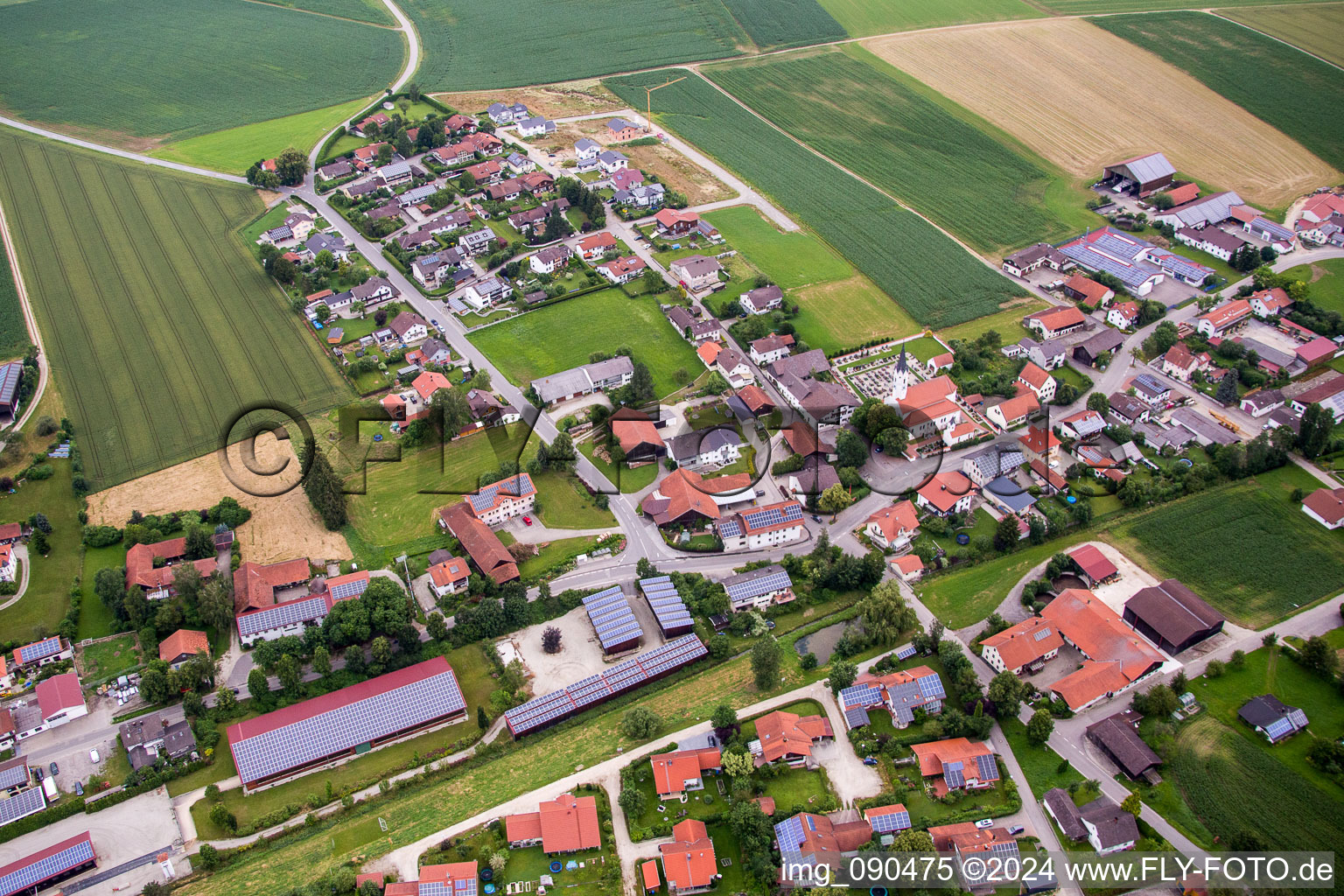 Dorf - Ansicht am Rande von landwirtschaftlichen Feldern und Nutzflächen im Ortsteil Kollbach in Gangkofen in Blankenöd im Bundesland Bayern, Deutschland