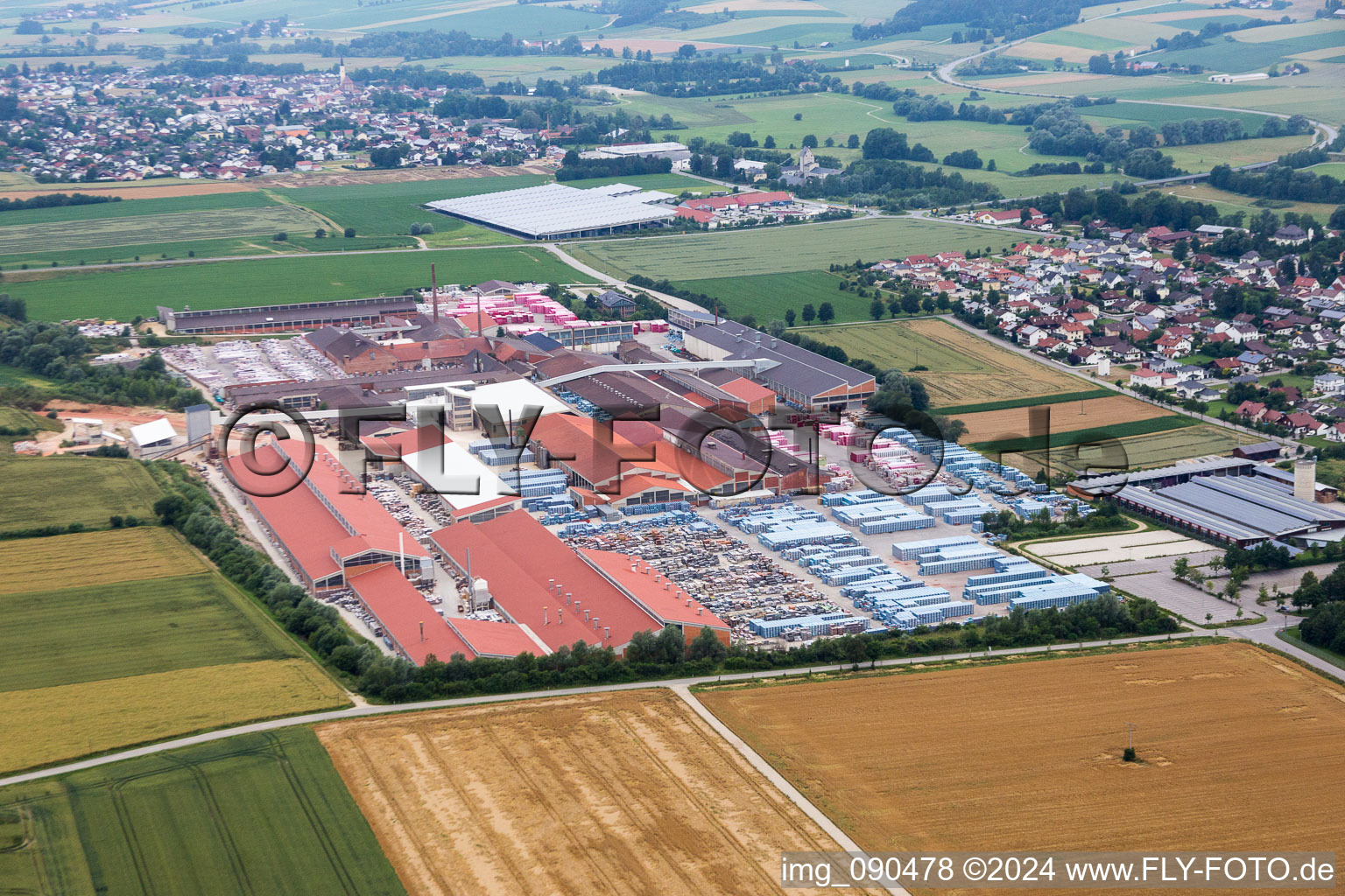 Gebäude und Produktionshallen auf dem Werksgelände Moeding Keramikfassaden GmbH in Marklkofen im Bundesland Bayern, Deutschland