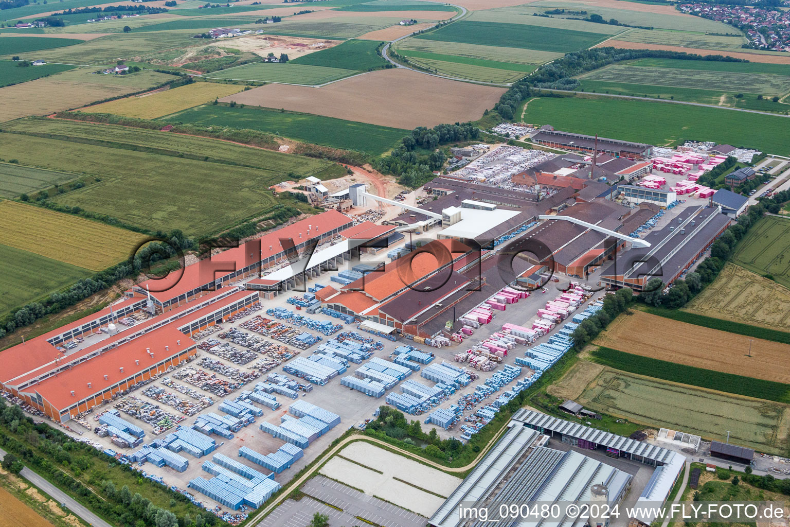 Luftbild von Gebäude und Produktionshallen auf dem Werksgelände Moeding Keramikfassaden GmbH in Marklkofen im Bundesland Bayern, Deutschland