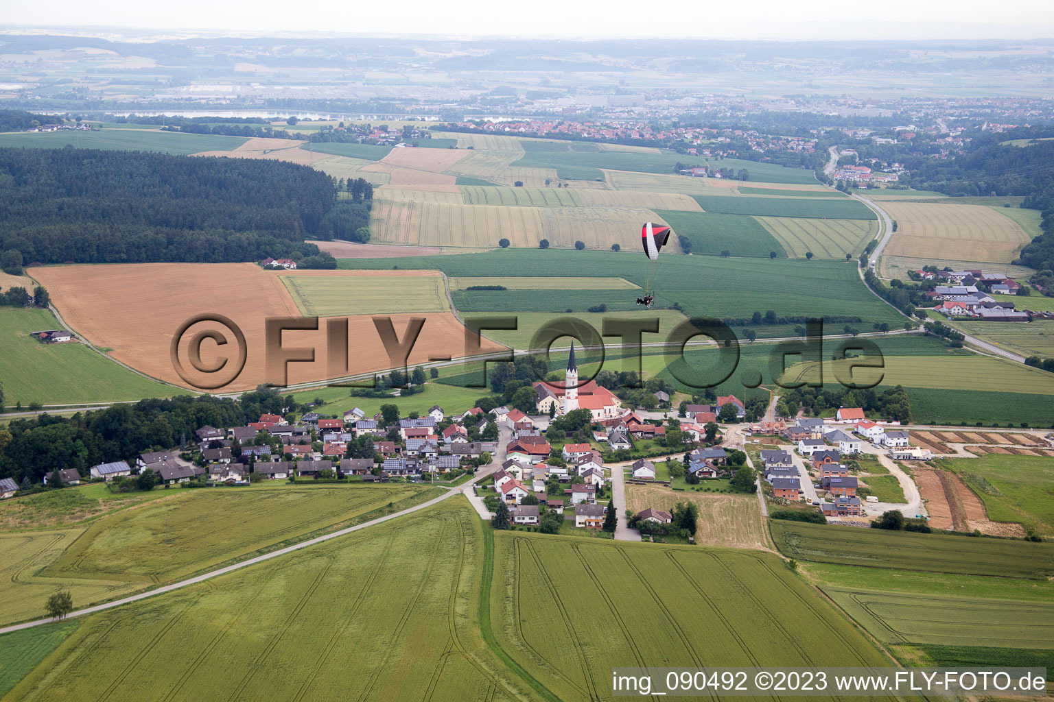 Dorf - Ansicht am Rande von landwirtschaftlichen Feldern und Nutzflächen im Ortsteil Frauenbiburg in Dingolfing im Bundesland Bayern, Deutschland