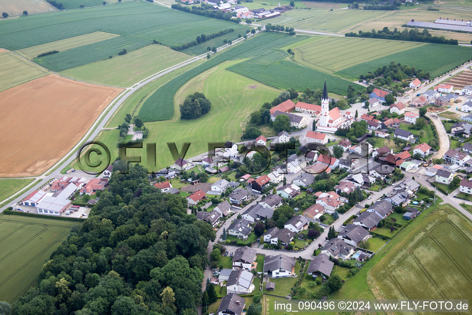 Luftbild von Dorf - Ansicht am Rande von landwirtschaftlichen Feldern und Nutzflächen im Ortsteil Frauenbiburg in Dingolfing im Bundesland Bayern, Deutschland