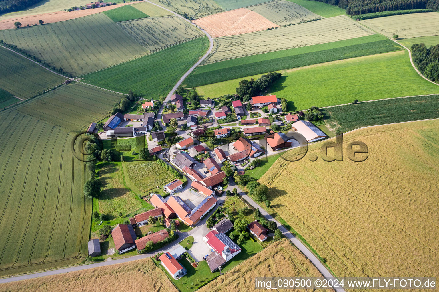 Dorf - Ansicht am Rande von landwirtschaftlichen Feldern und Nutzflächen im Ortsteil Süßbach in Niederviehbach im Bundesland Bayern, Deutschland