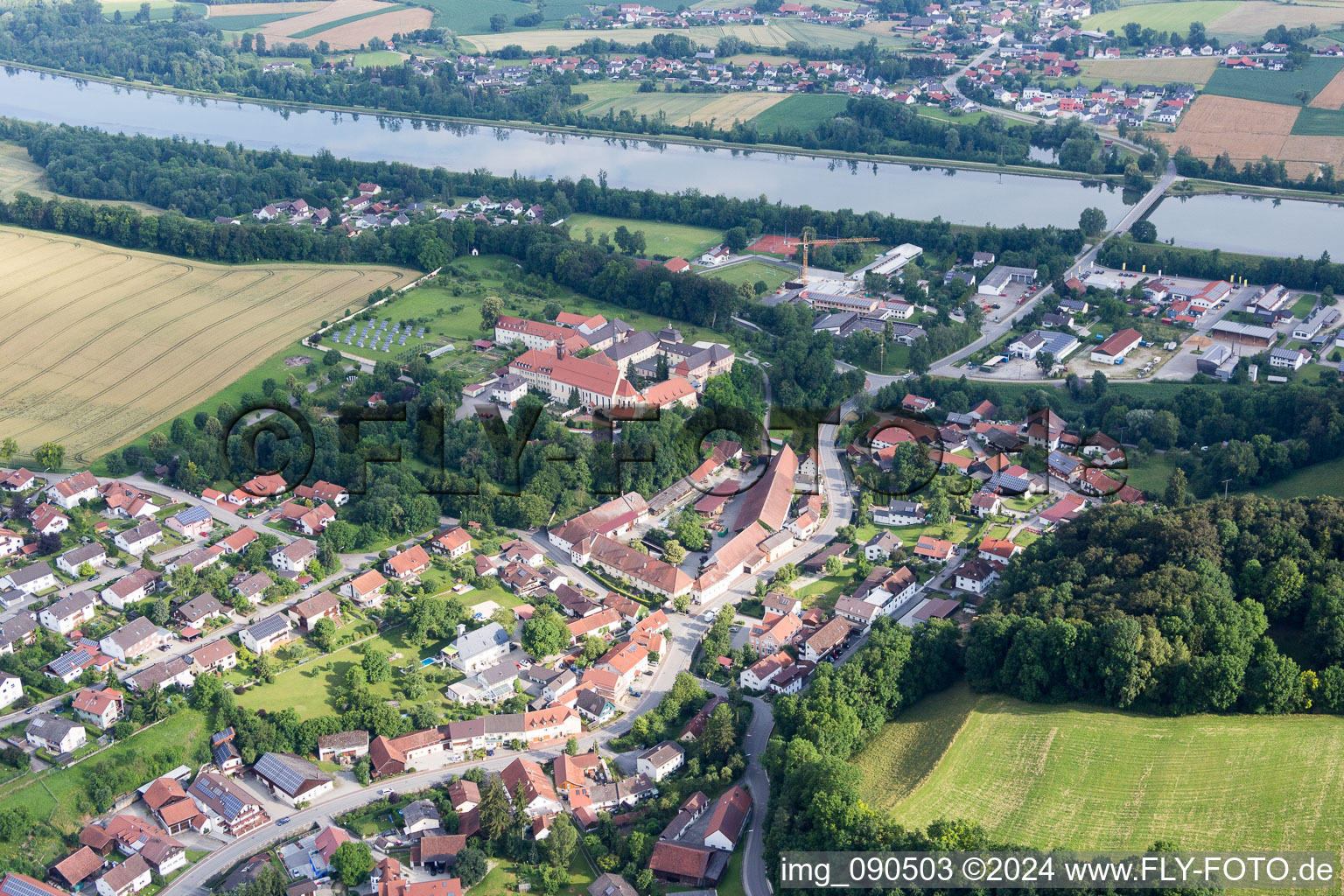 Ortschaft an den Fluss- Uferbereichen der Isar in Niederviehbach im Bundesland Bayern, Deutschland