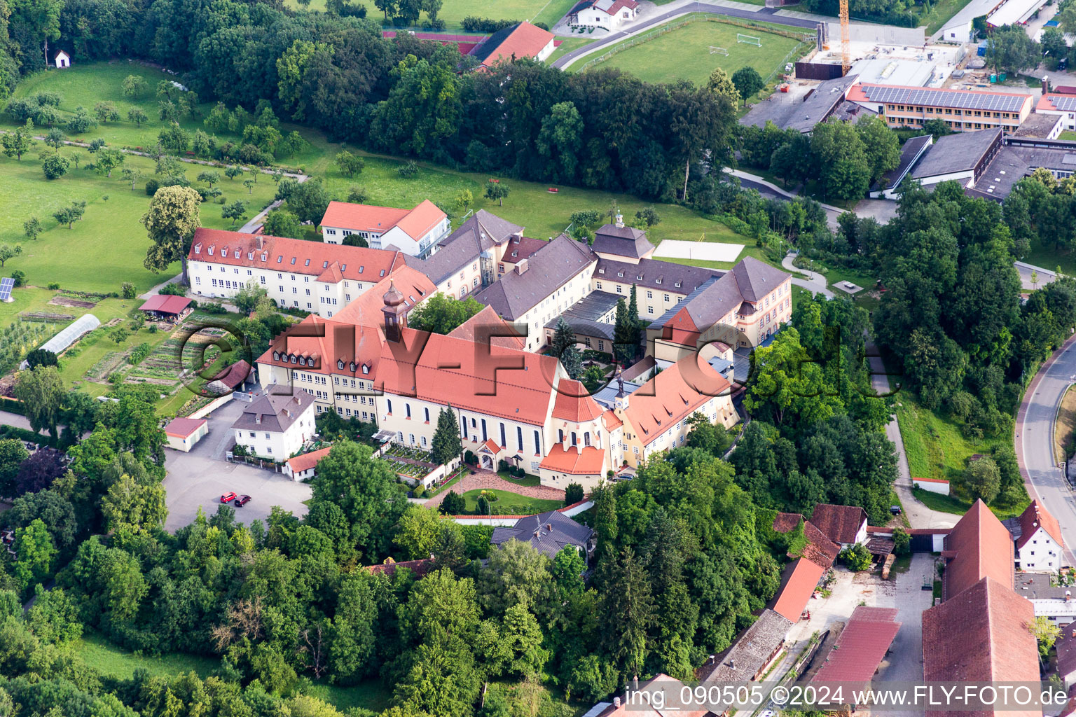 Gebäudekomplex des ehemaligen Klosters und der heutigen Realschule St. Maria in Niederviehbach im Bundesland Bayern, Deutschland