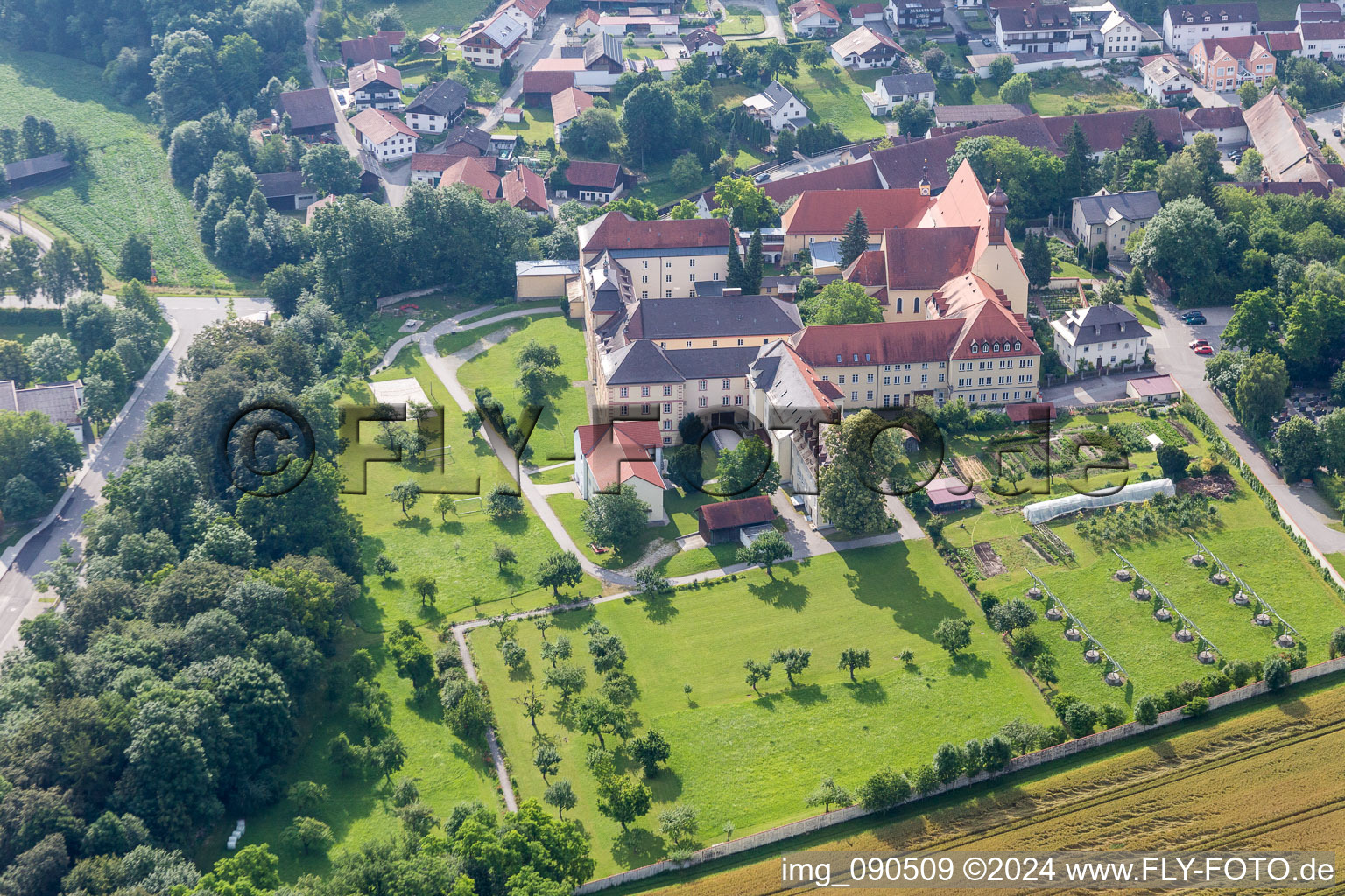 Luftbild von Gebäudekomplex des ehemaligen Klosters und der heutigen Realschule St. Maria in Niederviehbach im Bundesland Bayern, Deutschland