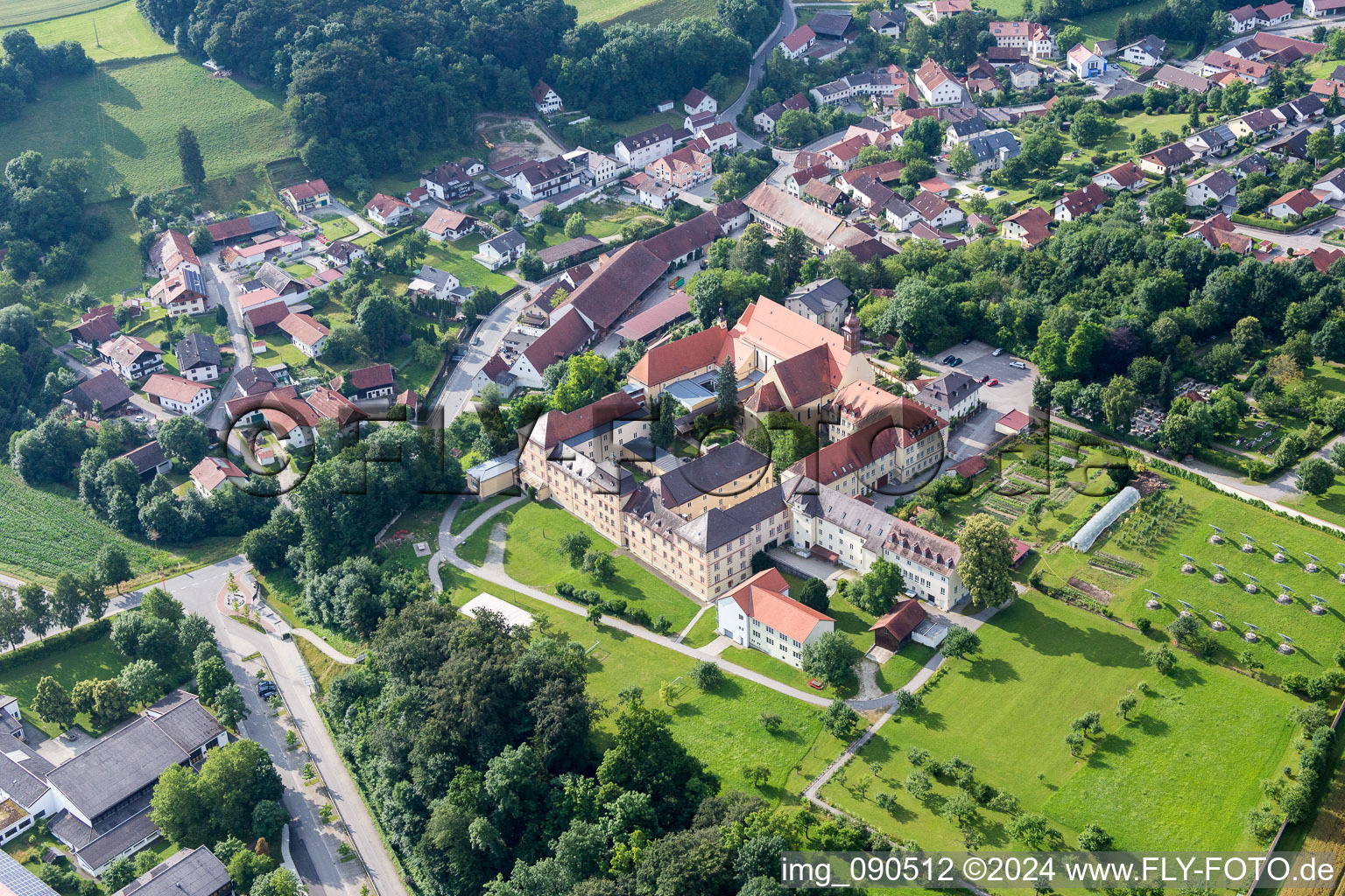 Luftaufnahme von Gebäudekomplex des ehemaligen Klosters und der heutigen Realschule St. Maria in Niederviehbach im Bundesland Bayern, Deutschland