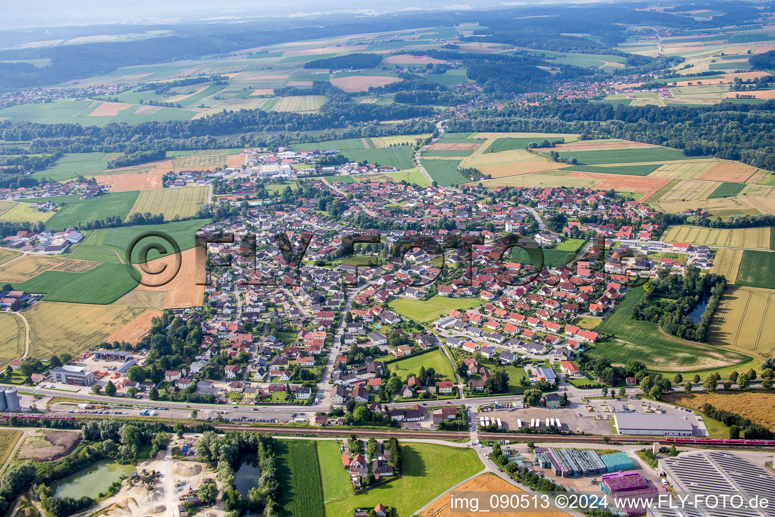 Dorf - Ansicht am Rande von landwirtschaftlichen Feldern und Nutzflächen und der Autobahn A92 im Ortsteil Kronwieden in Loiching im Bundesland Bayern, Deutschland