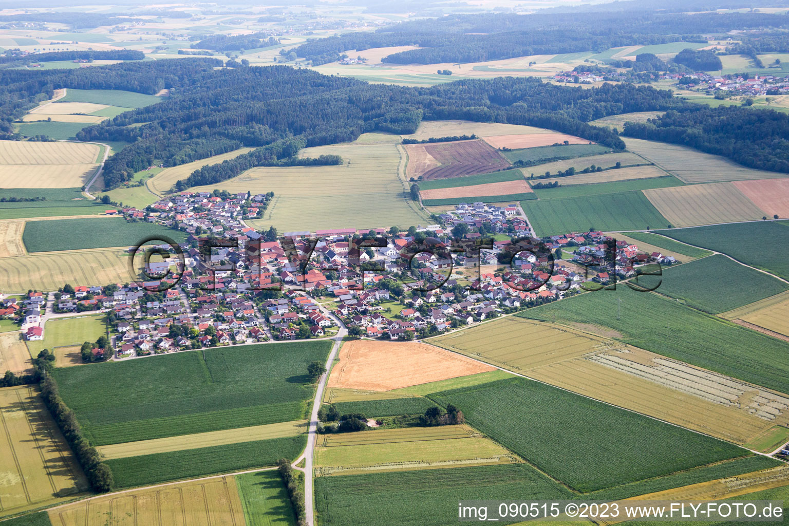 Höfen im Bundesland Bayern, Deutschland aus der Drohnenperspektive