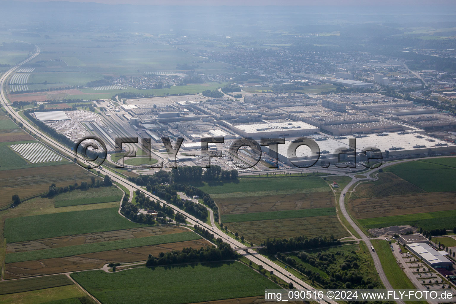 Gebäude und Produktionshallen auf dem Werksgelände des BMW Werks in Dingolfing im Bundesland Bayern, Deutschland