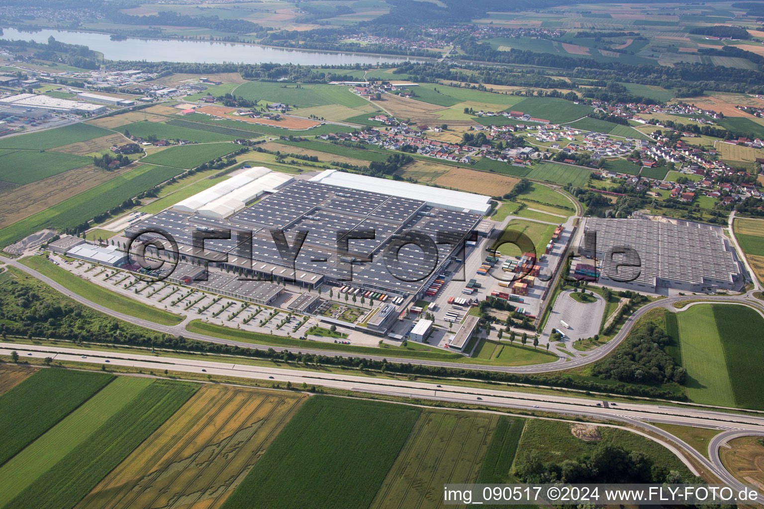 Luftbild von Gebäude und Produktionshallen auf dem Werksgelände des BMW Werks in Dingolfing im Bundesland Bayern, Deutschland