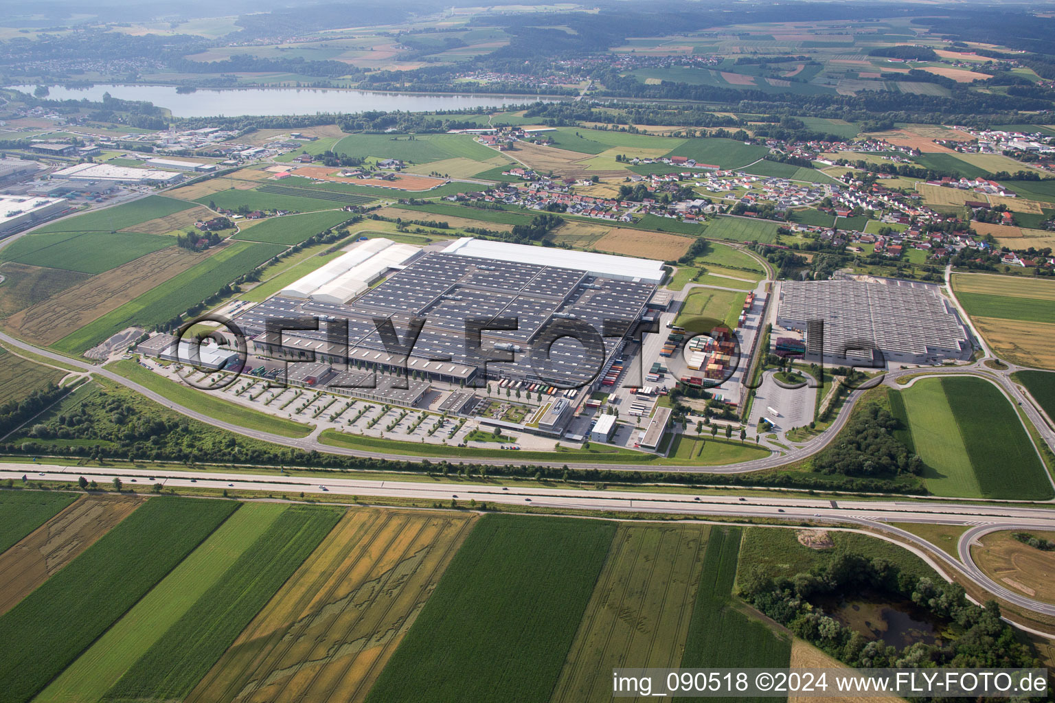 Luftaufnahme von Gebäude und Produktionshallen auf dem Werksgelände des BMW Werks in Dingolfing im Bundesland Bayern, Deutschland