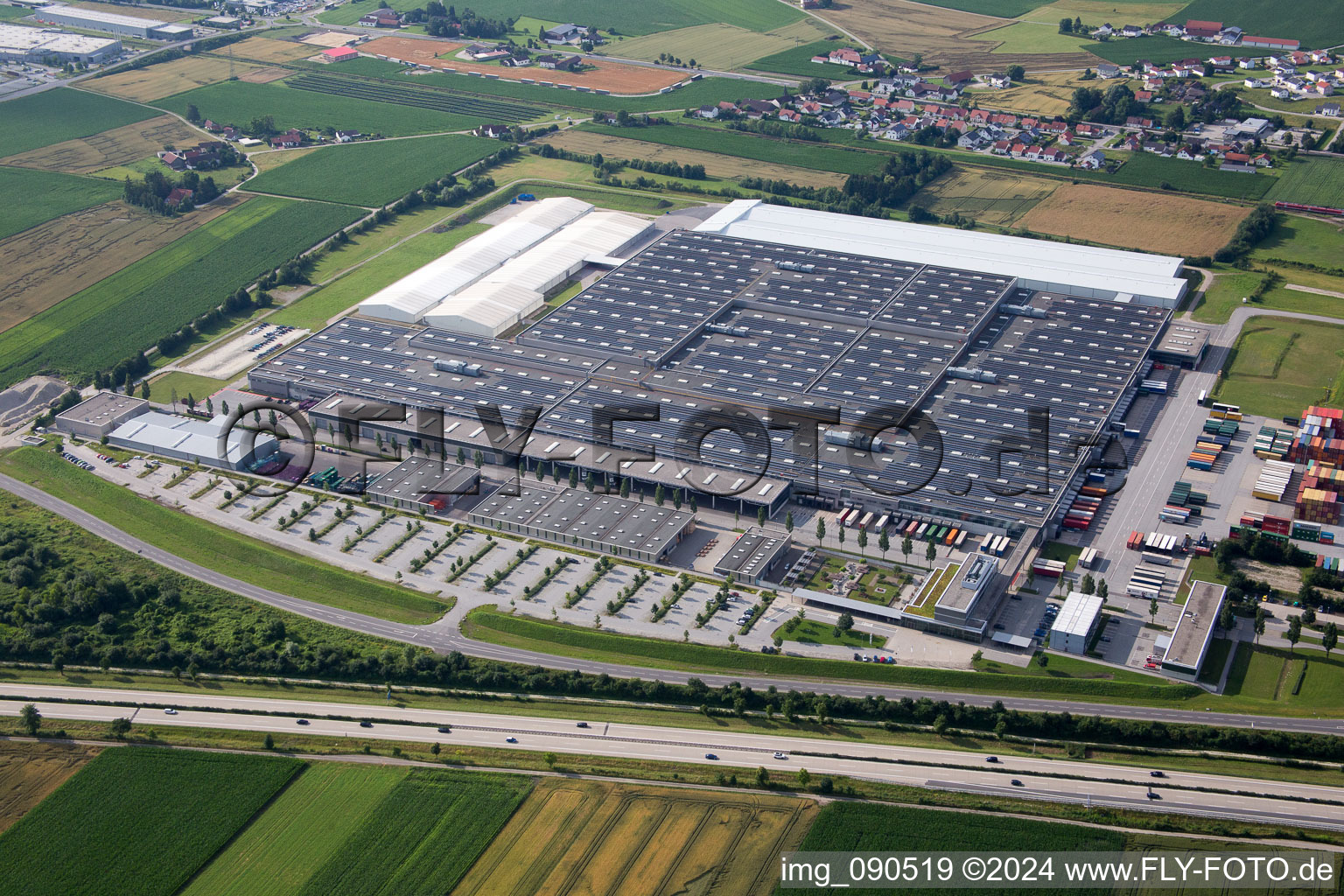 Schrägluftbild von Gebäude und Produktionshallen auf dem Werksgelände des BMW Werks in Dingolfing im Bundesland Bayern, Deutschland