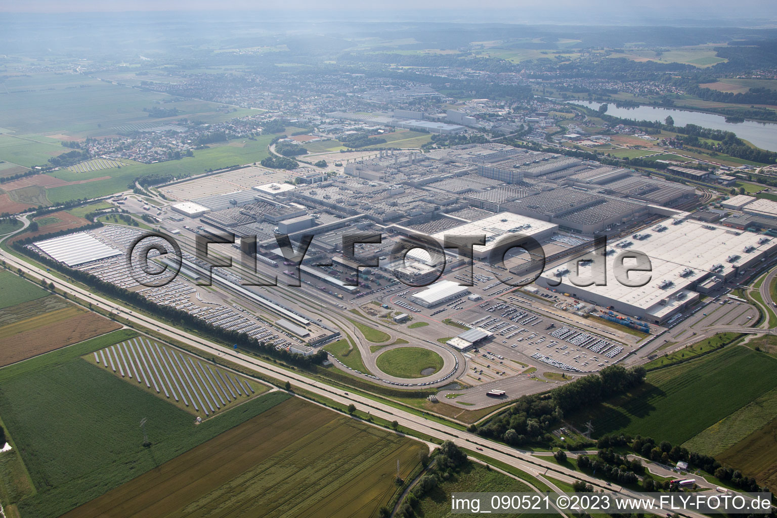 Luftbild von Dingolfing, Industriegebiet Höfen, BMW Werk im Bundesland Bayern, Deutschland