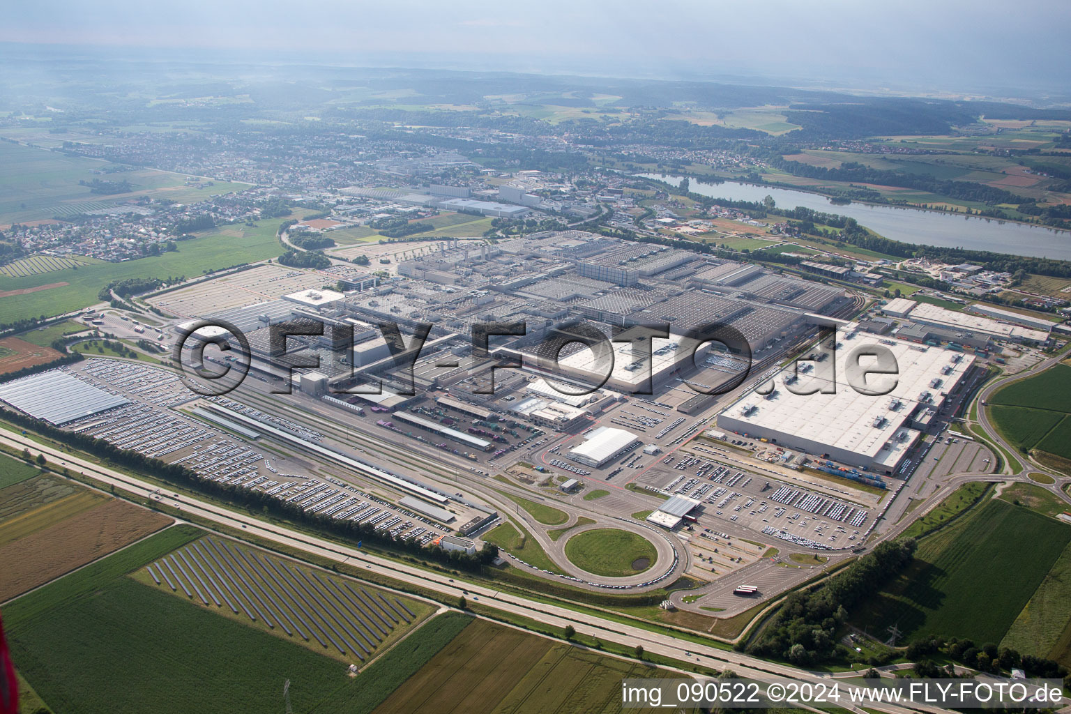 Gebäude und Produktionshallen auf dem Werksgelände des BMW Werks in Dingolfing im Bundesland Bayern, Deutschland von oben