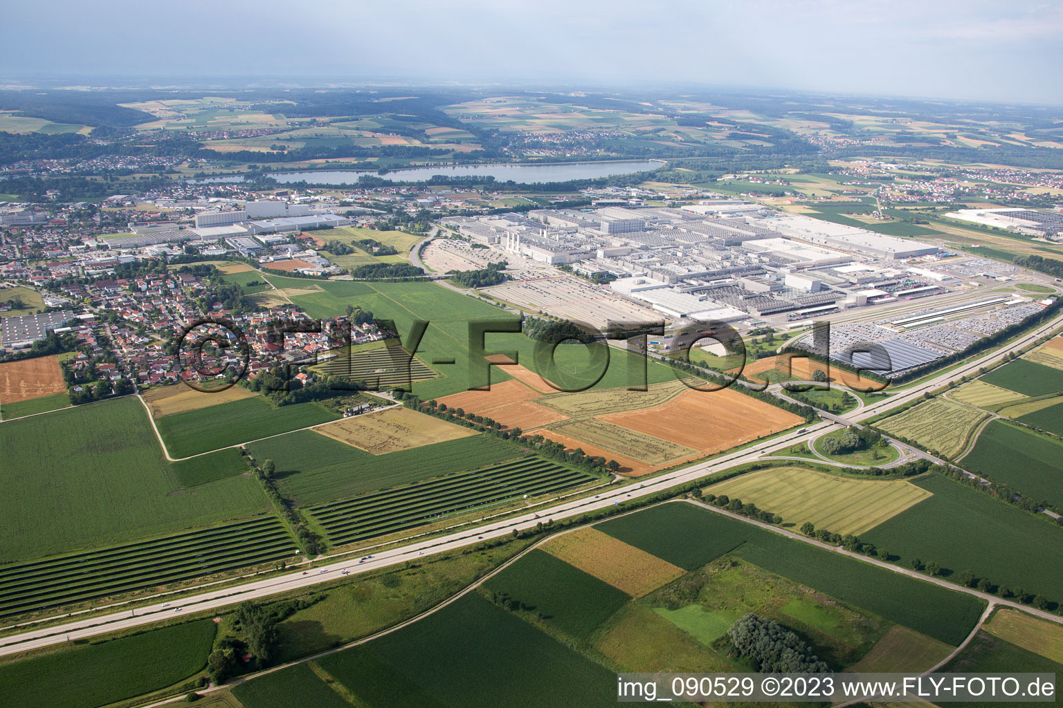 Luftaufnahme von Dingolfing, BMW Werk im Bundesland Bayern, Deutschland