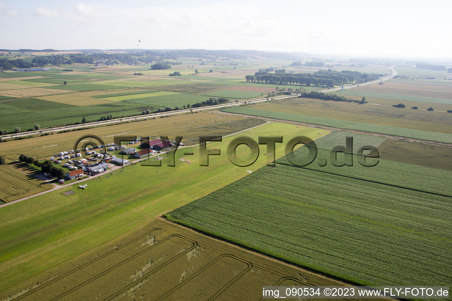 Schrägluftbild von Dingolfing, Flugplatz im Bundesland Bayern, Deutschland