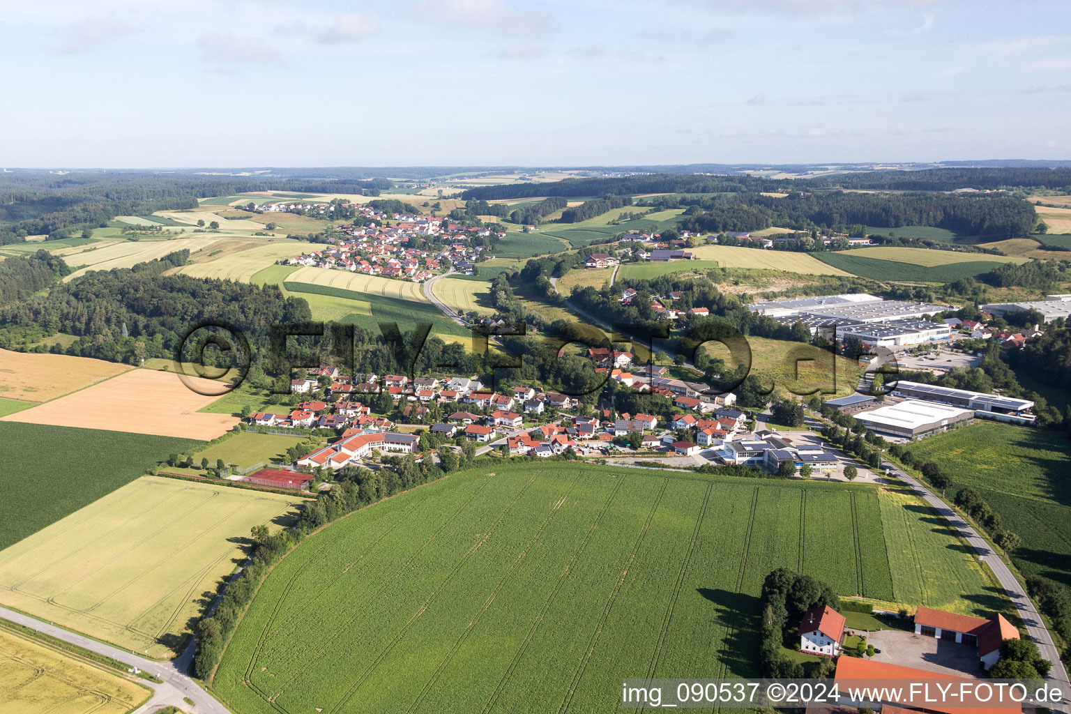 Dorf - Ansicht am Rande von landwirtschaftlichen Feldern und Nutzflächen im Ortsteil Lengthal in Moosthenning im Bundesland Bayern, Deutschland