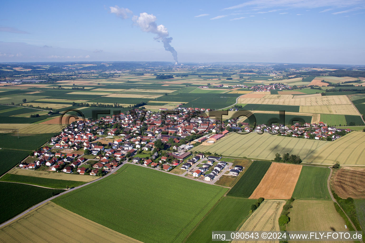 Dorf - Ansicht am Rande von landwirtschaftlichen Feldern und Nutzflächen im Ortsteil Dornwang in Moosthenning im Bundesland Bayern, Deutschland