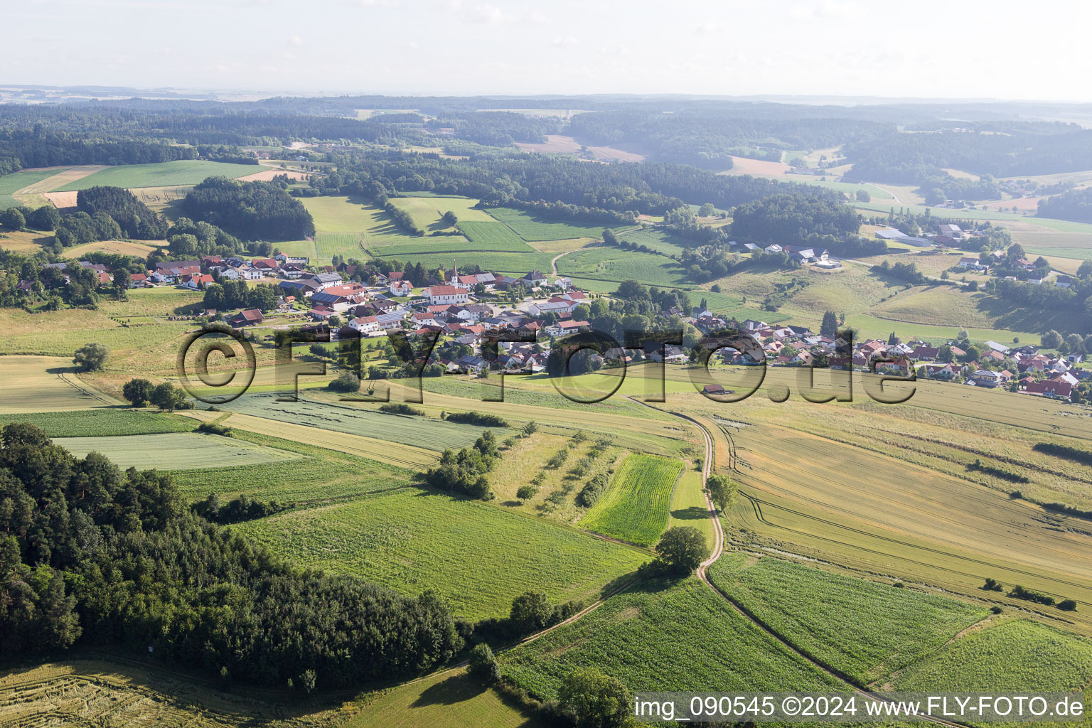 Luftbild von Dorf - Ansicht am Rande von landwirtschaftlichen Feldern und Nutzflächen im Ortsteil Lengthal in Moosthenning im Bundesland Bayern, Deutschland