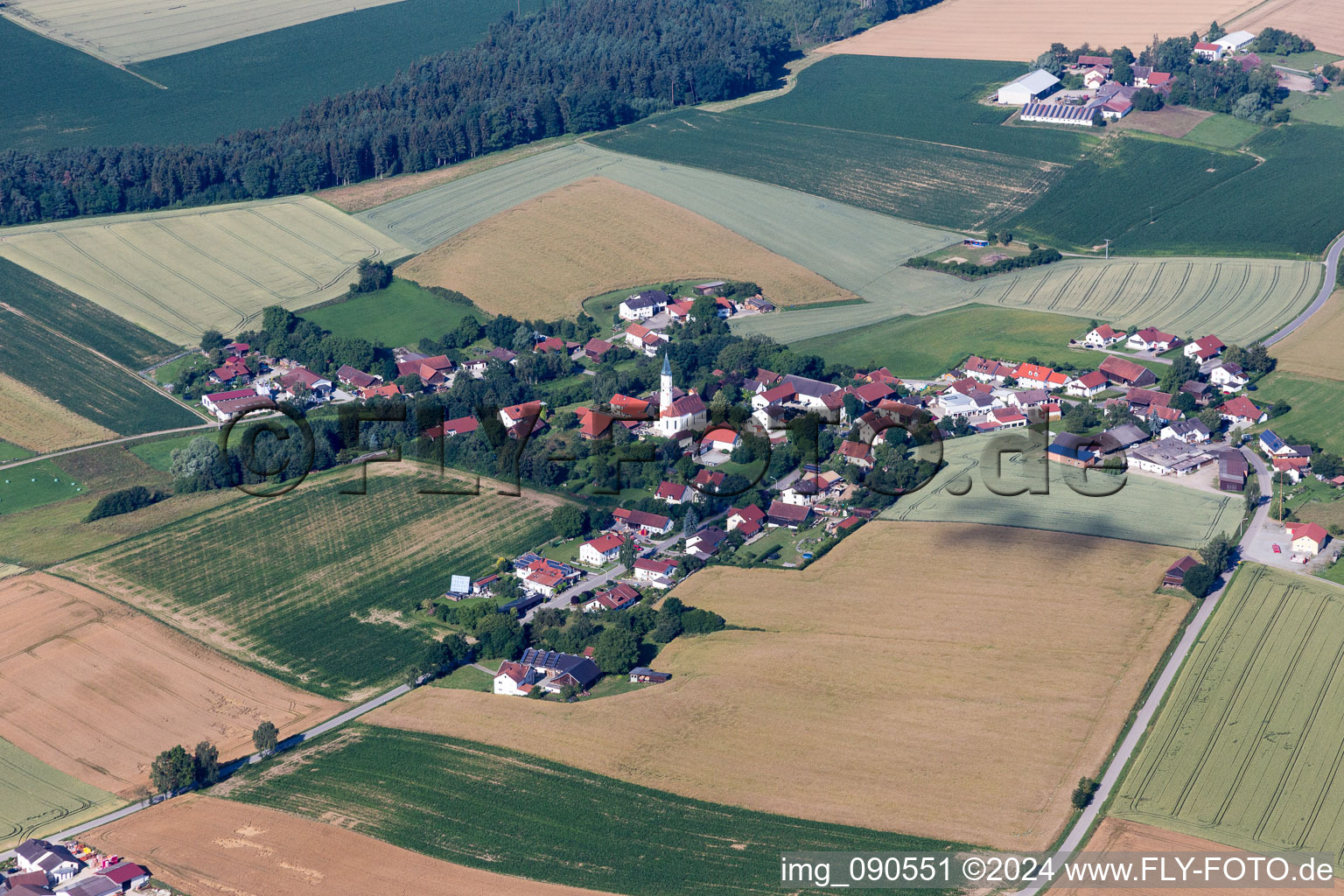Dorf - Ansicht am Rande von landwirtschaftlichen Feldern und Nutzflächen im Ortsteil Hagenau in Mengkofen im Bundesland Bayern, Deutschland