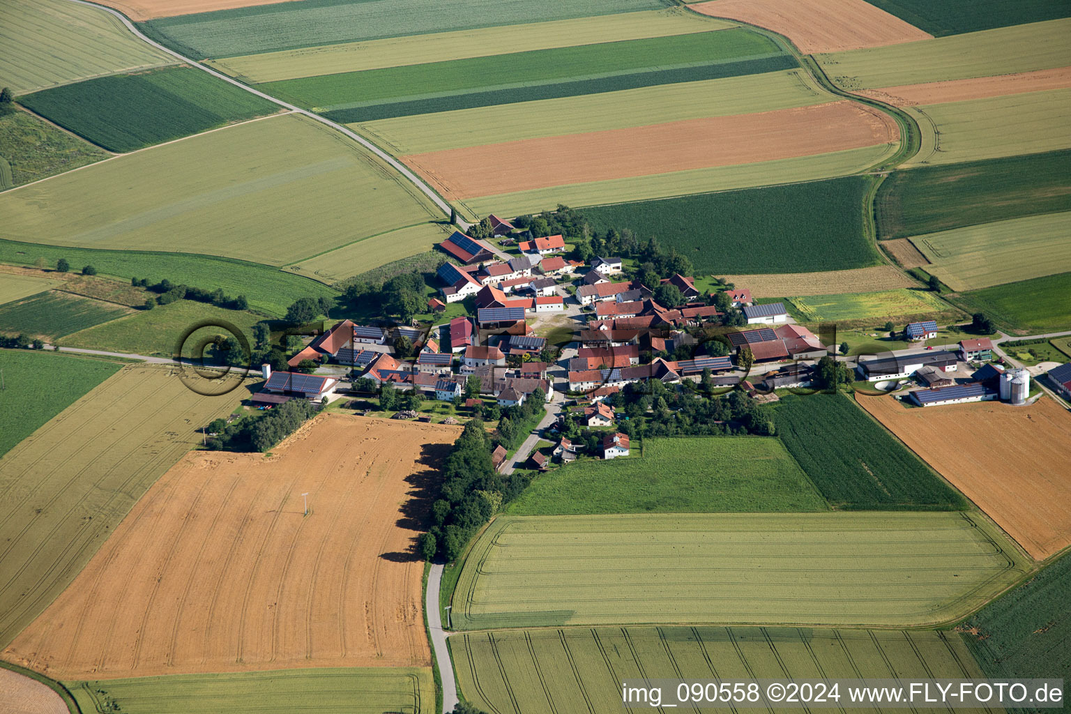 Dorf - Ansicht am Rande von landwirtschaftlichen Feldern und Nutzflächen im Ortsteil Reuth in Laberweinting im Bundesland Bayern, Deutschland