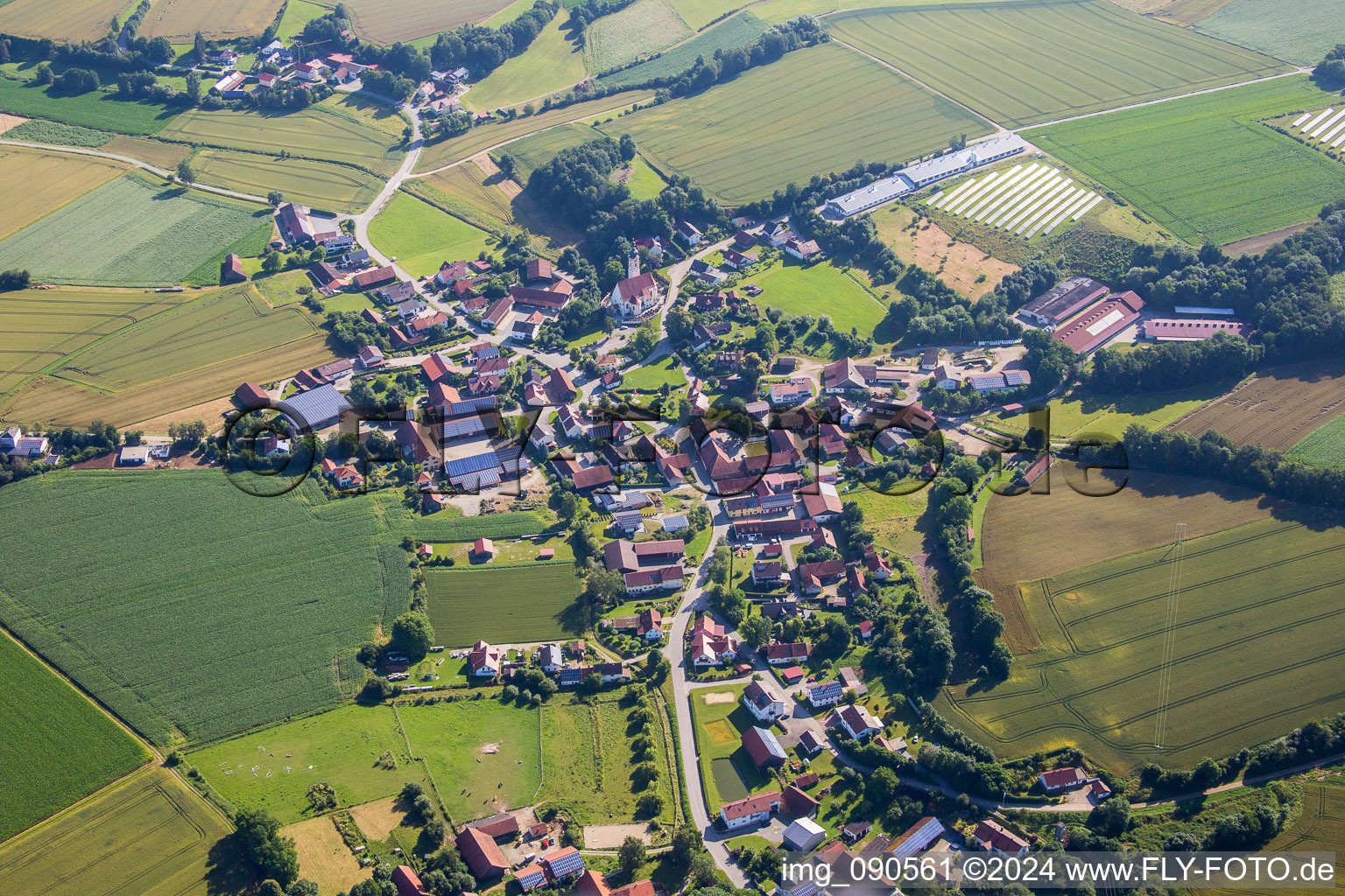 Dorf - Ansicht am Rande von landwirtschaftlichen Feldern und Nutzflächen im Ortsteil Hadersbach in Geiselhöring im Bundesland Bayern, Deutschland