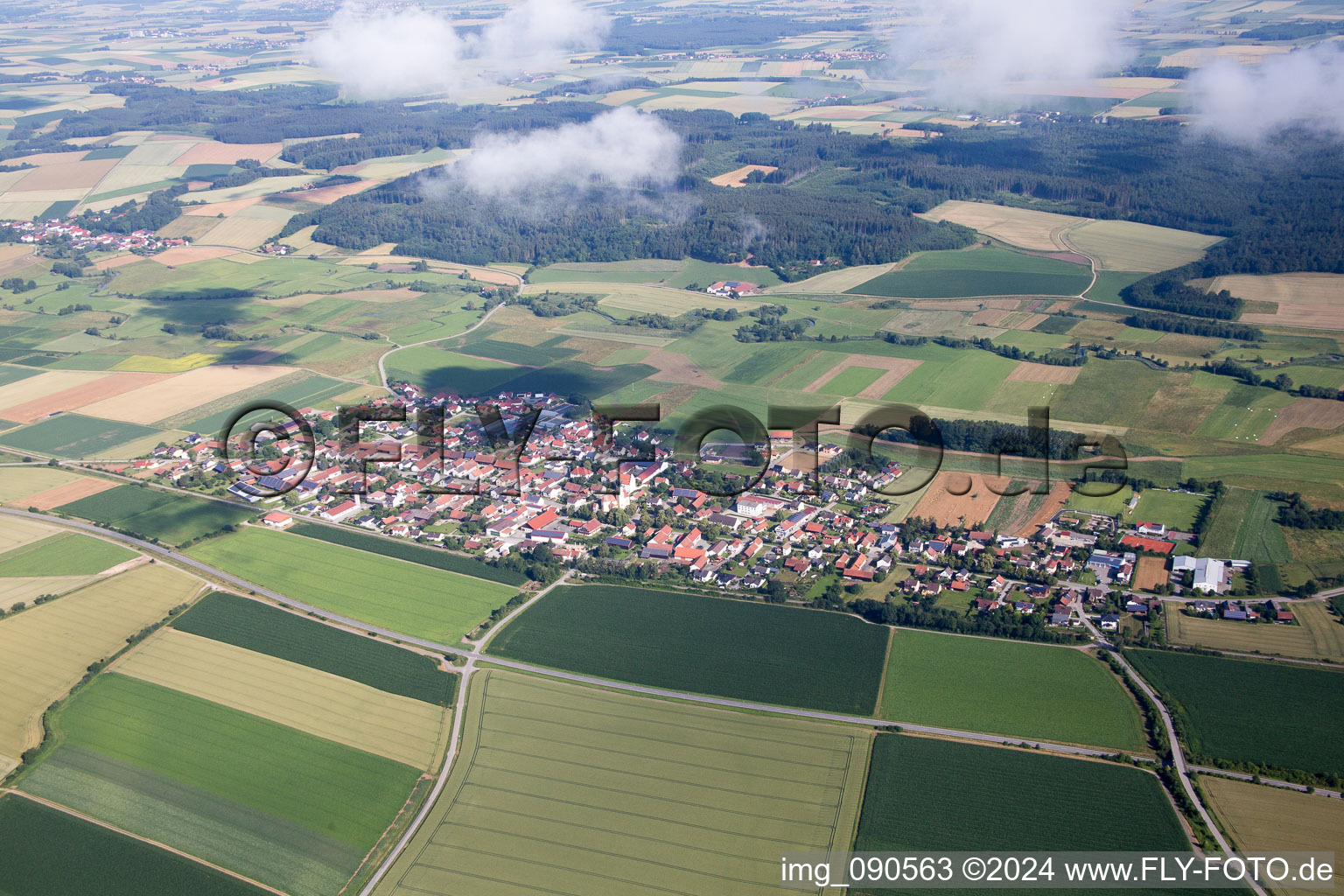 Ortsansicht der Straßen und Häuser der Wohngebiete unter Wolken in Geiselhöring im Bundesland Bayern, Deutschland