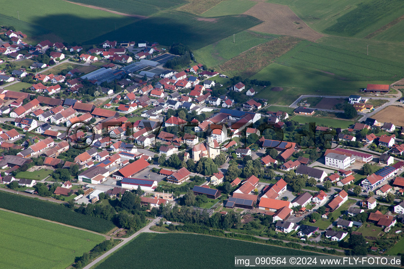 Luftbild von Ortsansicht der Straßen und Häuser der Wohngebiete unter Wolken in Geiselhöring im Bundesland Bayern, Deutschland