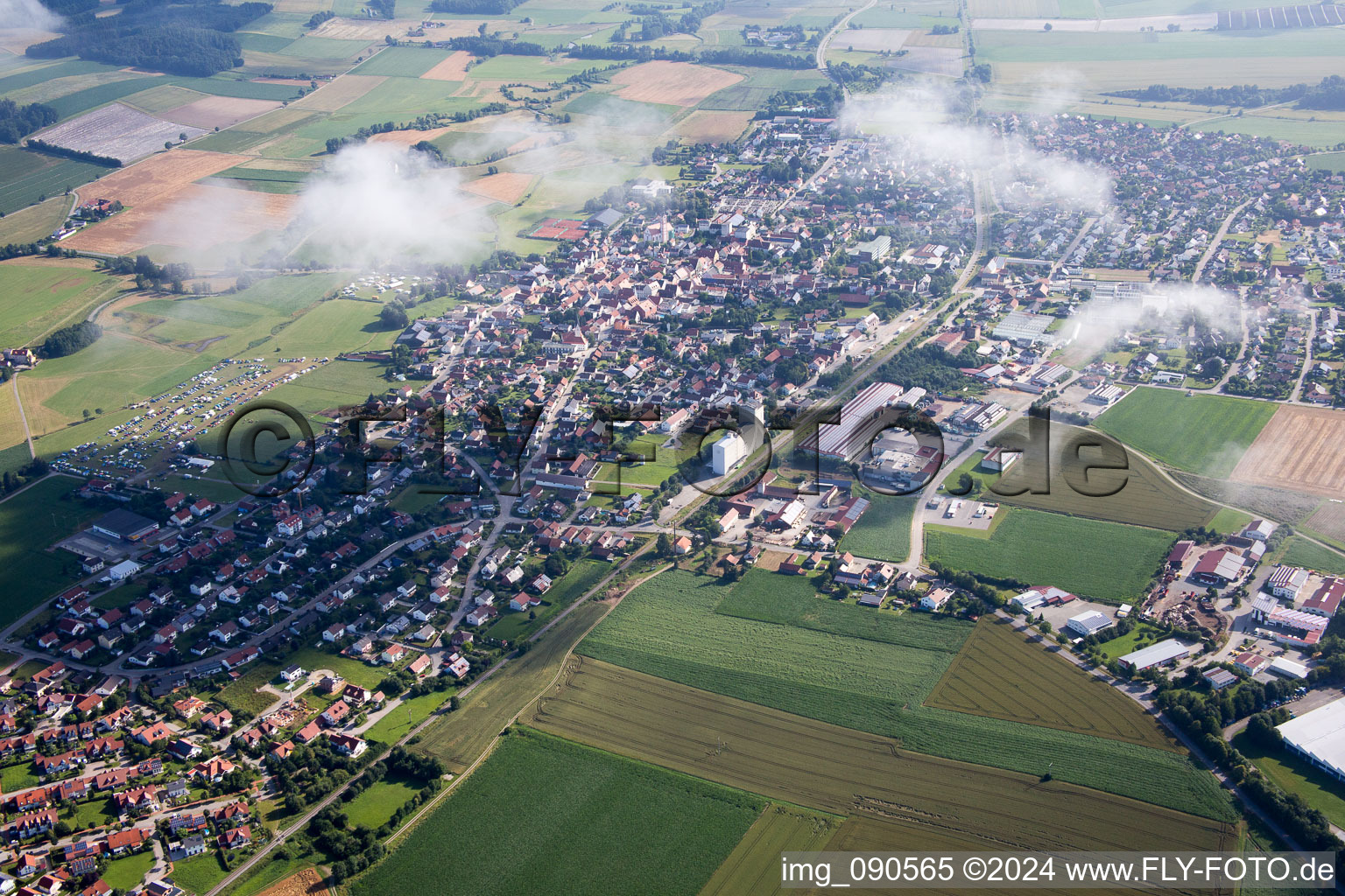Luftaufnahme von Ortsansicht der Straßen und Häuser der Wohngebiete unter Wolken in Geiselhöring im Bundesland Bayern, Deutschland