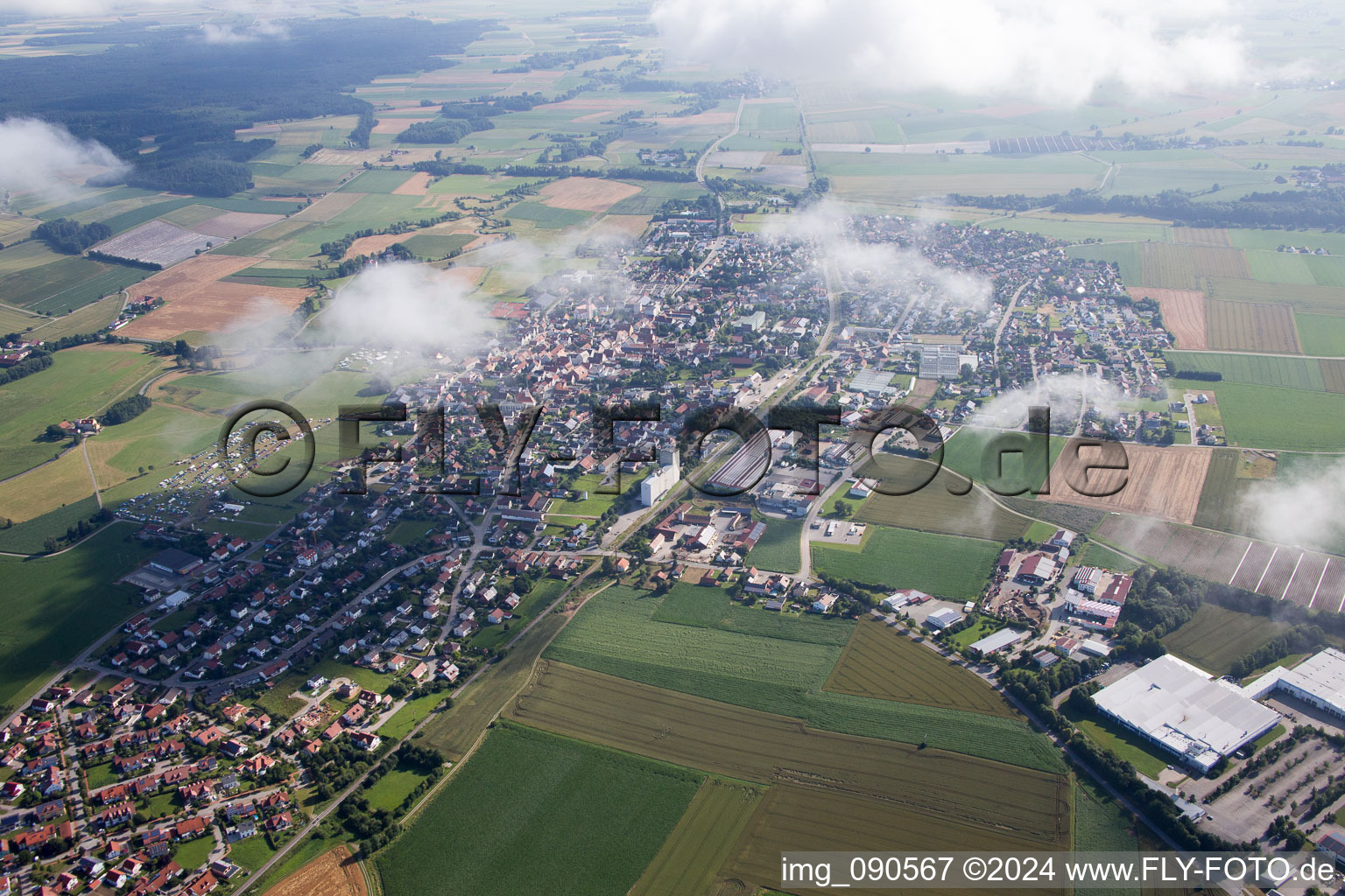 Schrägluftbild von Ortsansicht der Straßen und Häuser der Wohngebiete unter Wolken in Geiselhöring im Bundesland Bayern, Deutschland