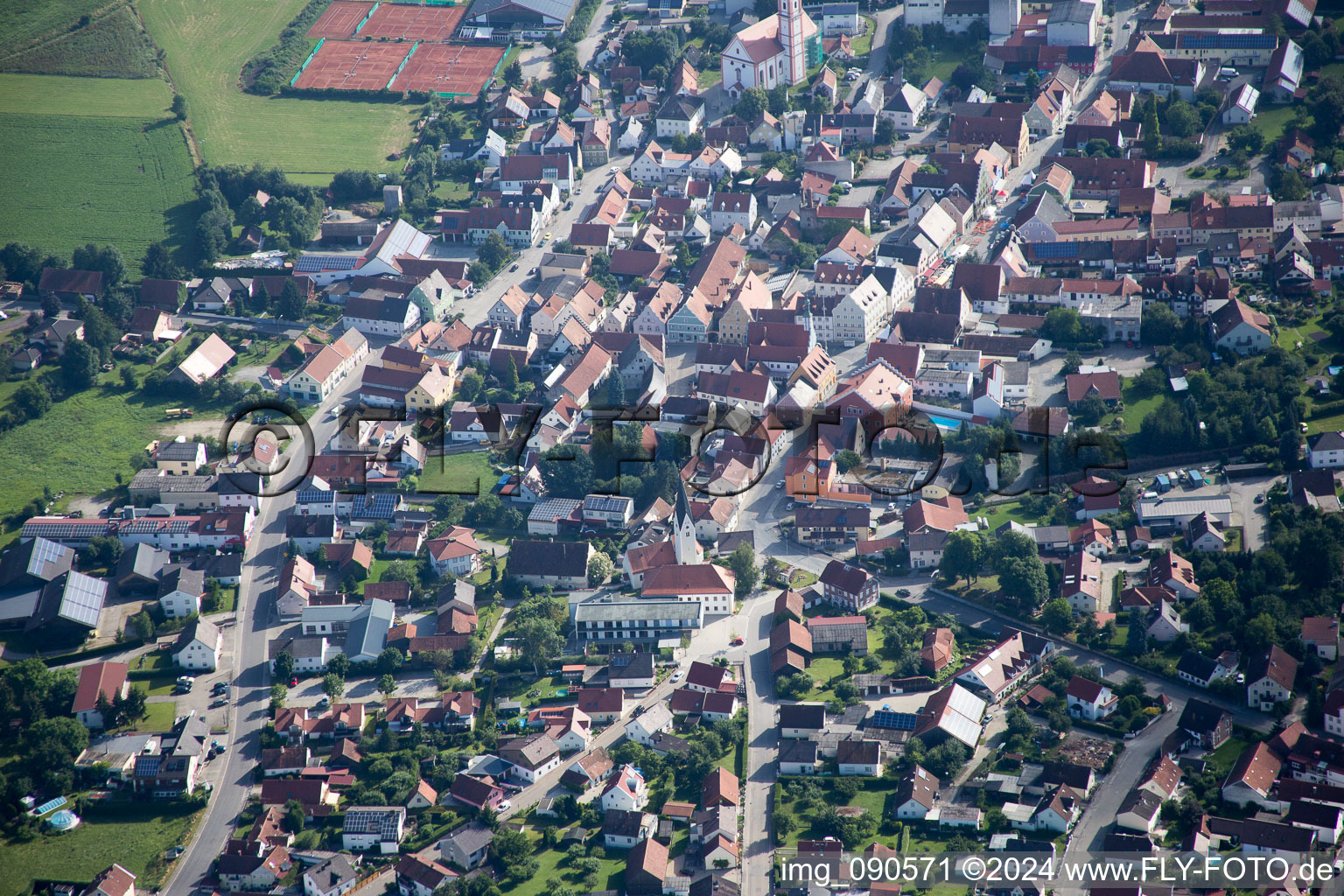 Ortsansicht der Straßen und Häuser der Wohngebiete unter Wolken in Geiselhöring im Bundesland Bayern, Deutschland von oben