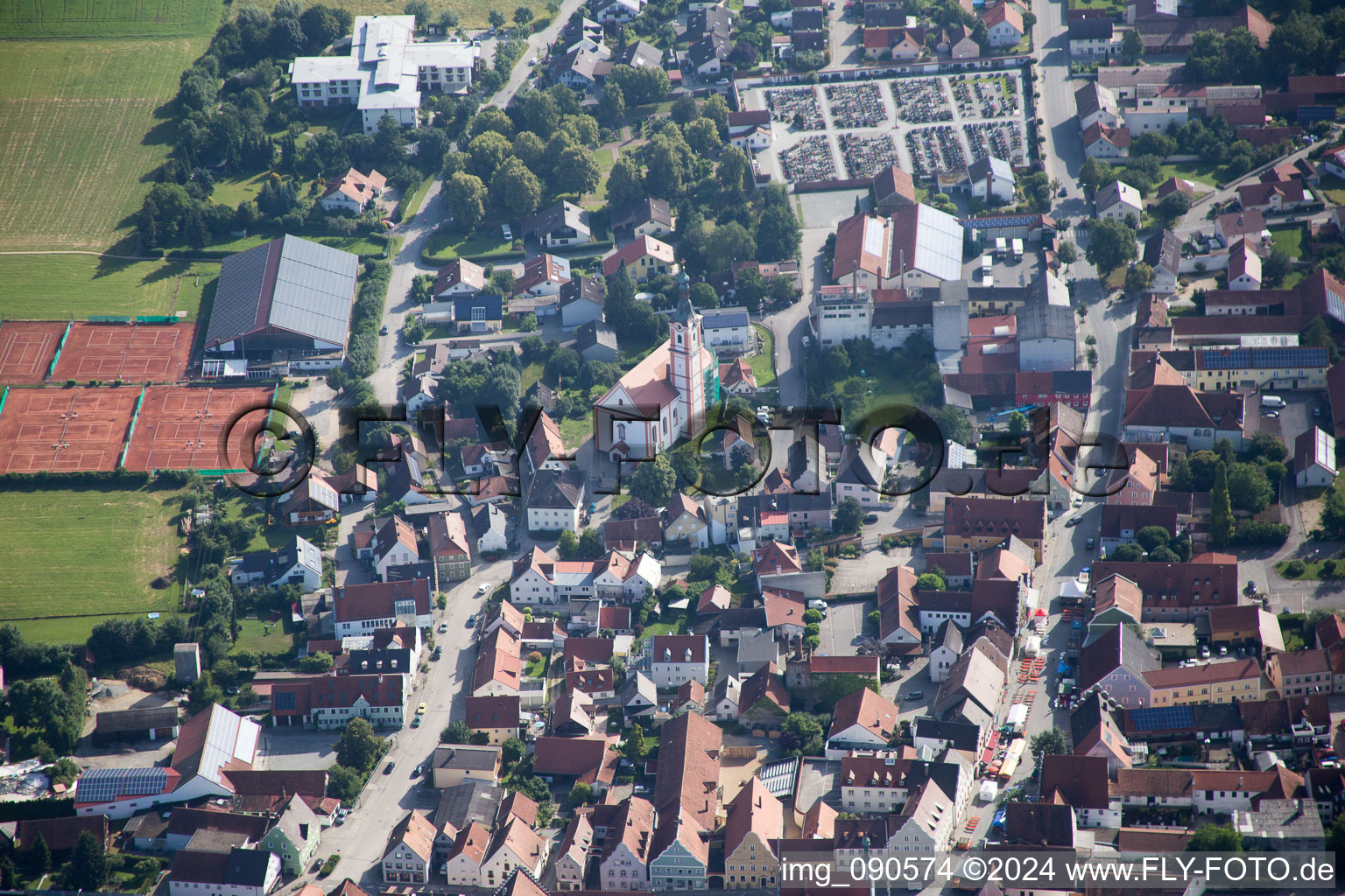 Ortsansicht der Straßen und Häuser der Wohngebiete in Geiselhöring im Bundesland Bayern, Deutschland