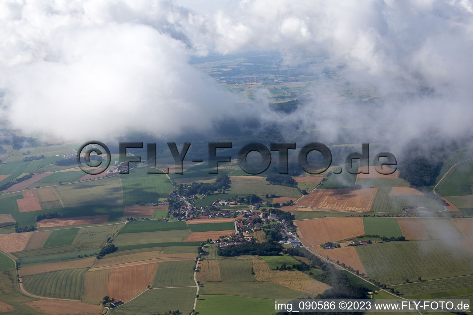 Luftbild von Mengkofen im Bundesland Bayern, Deutschland