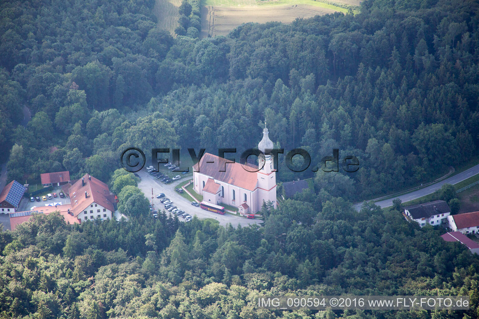 Kirche im Wald im Ortsteil Unterhollerau in Moosthenning im Bundesland Bayern, Deutschland