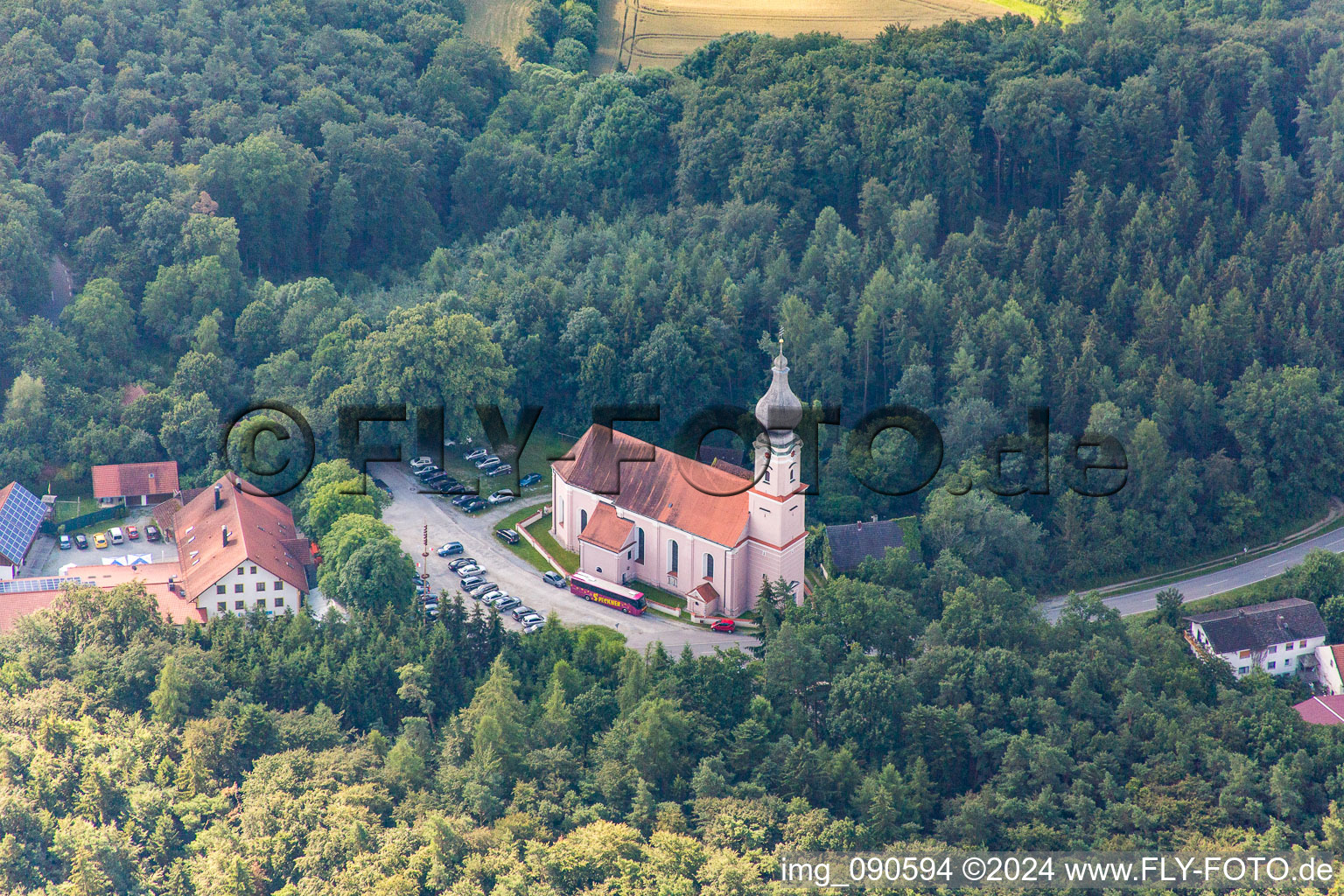 Kirche im Wald im Ortsteil Unterhollerau in Moosthenning im Bundesland Bayern, Deutschland